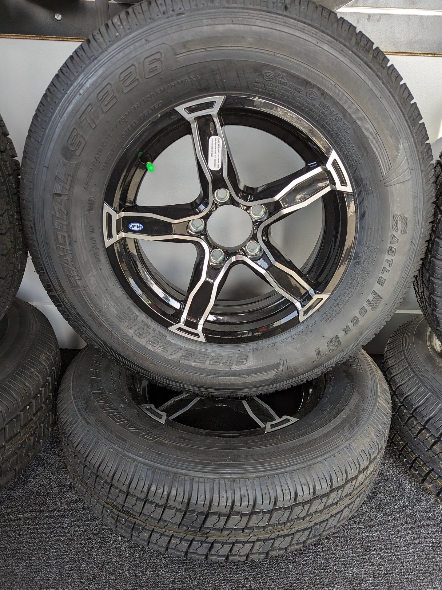 Lionshead Liger Aluminum 5 LUG 15" Wheel w 205/75/15 Castle Rock Tire LOAD C