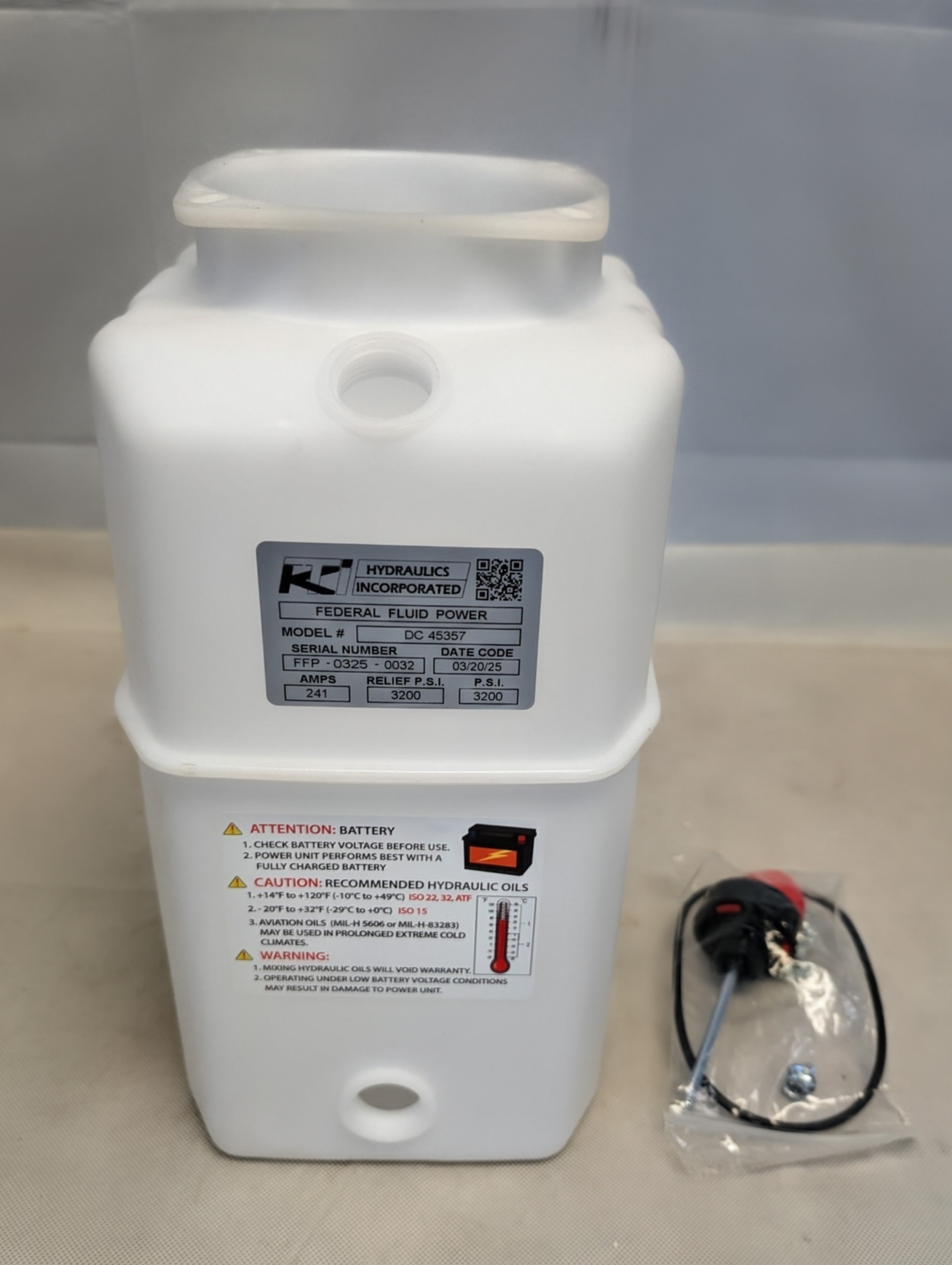 KTI Dump Trailer Hydraulics 6 Quart Plastic Reservoir tank kit with hardware