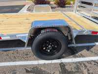 Silver Ox flat deck trailer aluminum diamond plate fender detail