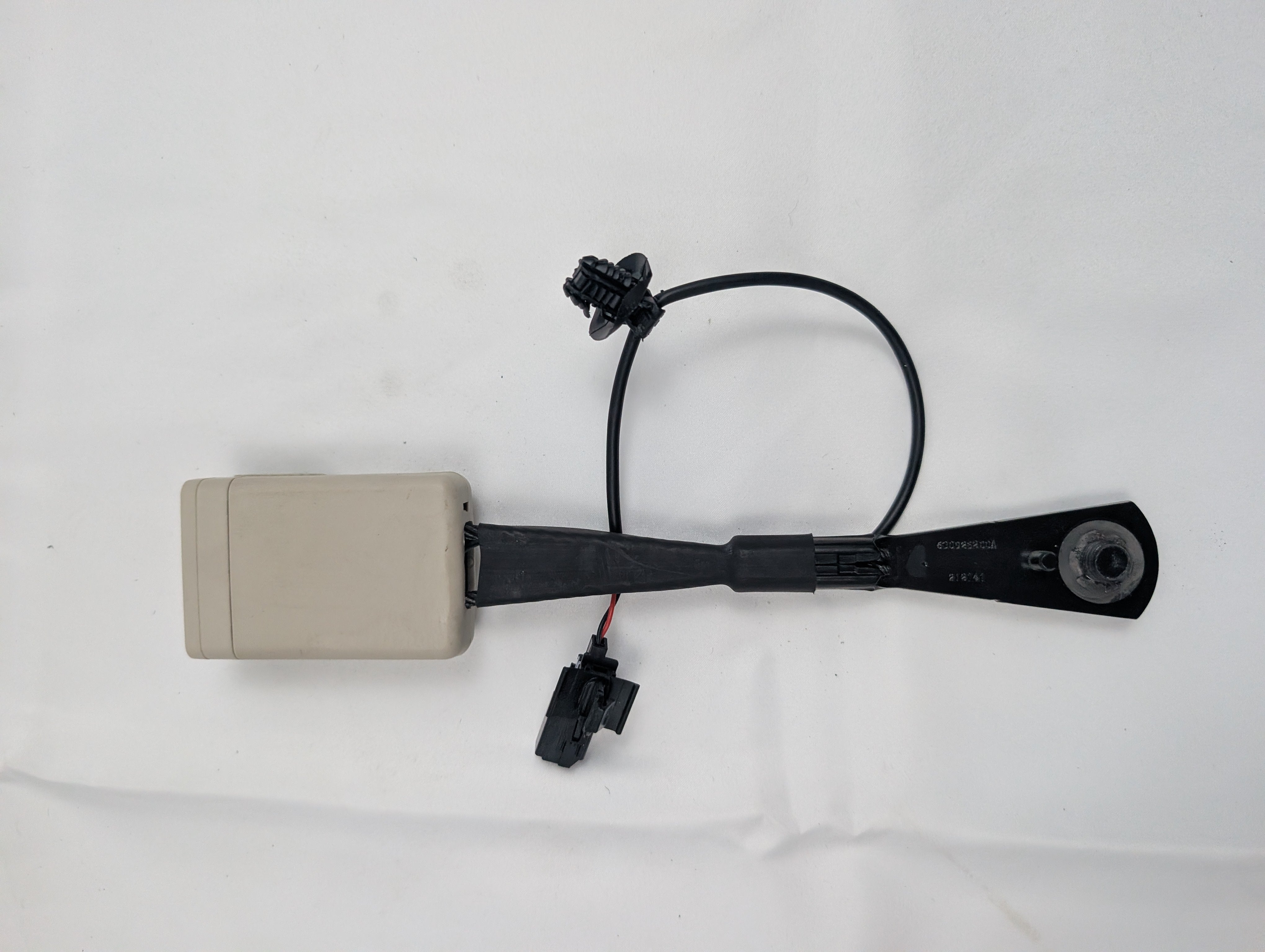 GM OEM Seat Belt Buckle Receiver w/ Dual Sensor Connectors — 2017-2022 GMC Acadia Passenger | GM# 84964167 | Shale Beige | Used