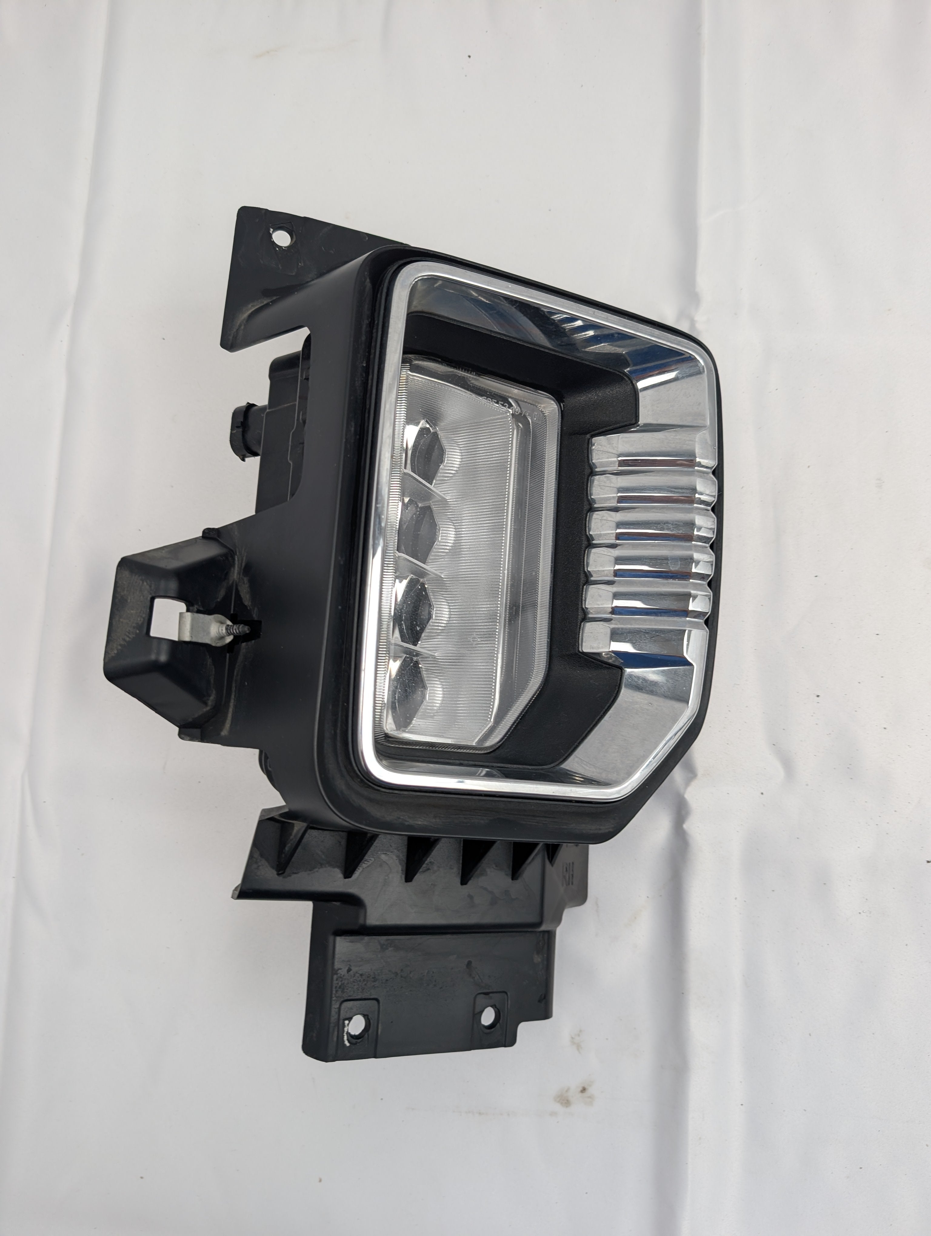 GM OEM Fog Lamp Assembly — Right Passenger Side w Bezel | 2019-2023 GMC Sierra 2500 HD 3500 HD | 87816046 | Used
